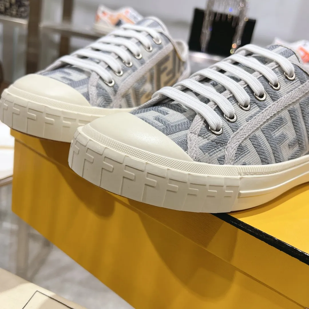 Couple style 💰460❤️Fendi Fendi's latest couple canvas shoes ❑ Fabric: Original customized imported jacquard canvas material ❑ Inner lining: Imported canvas material ❑ Sole: Original molded non-slip TPU outsole ❑ Bottom thickness: 2.5cm ❑ Size: Women's 35-40/Men's 39-45